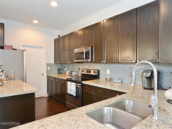 4th image of 1135 E Magnolia Cir