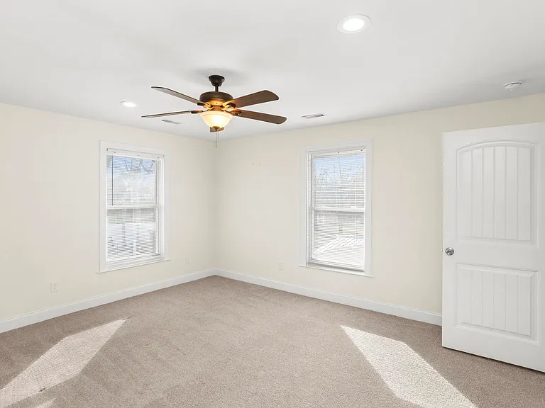 239 E Bledsoe St — Photo 27