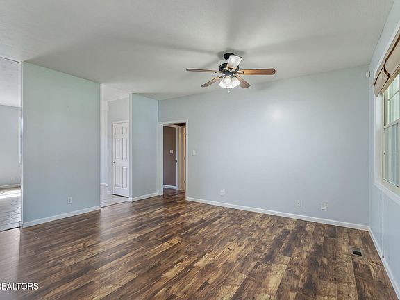 5th image of 290 Garnet Hill Dr