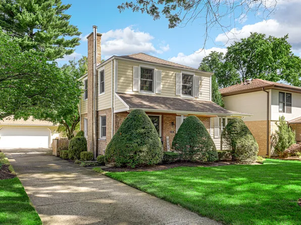 736 E Lincoln Ave, Libertyville, IL 60048