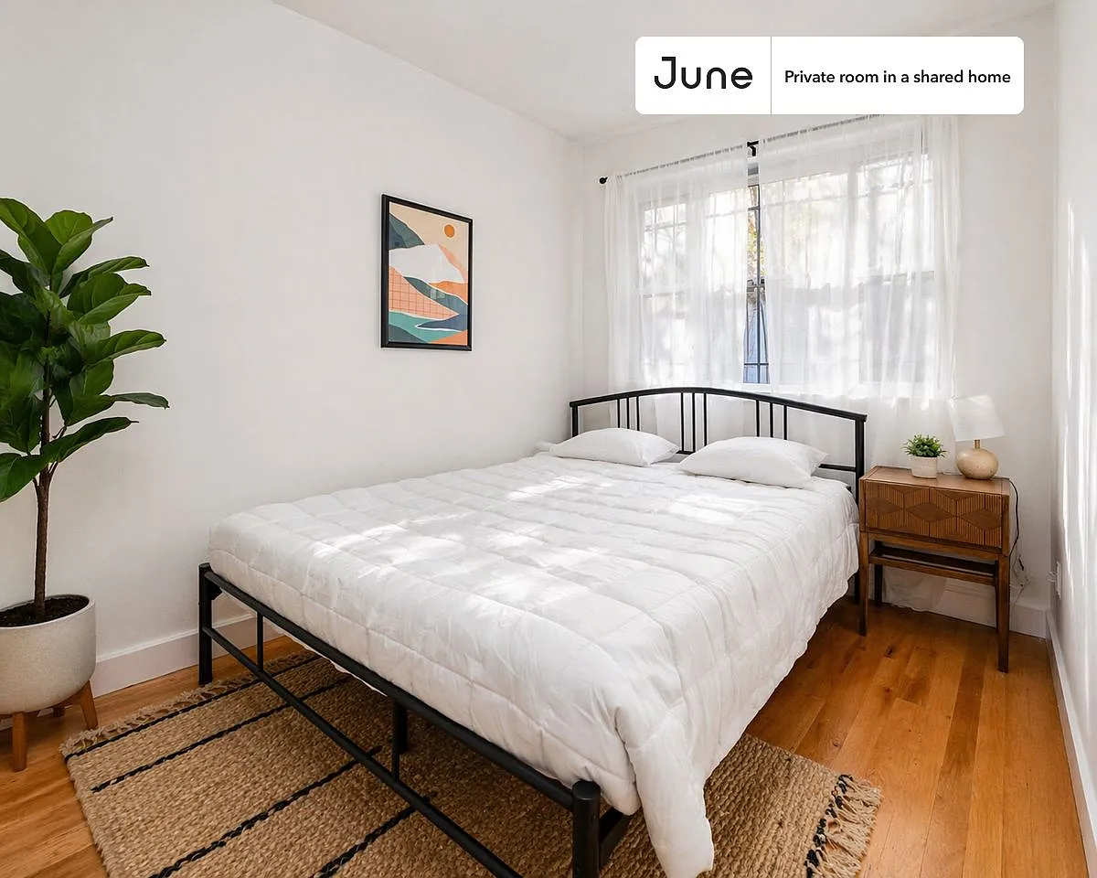 Queen bedroom in 3 bed/1 bath home in Bedford-Stuyvesant #1792 A — Photo 1