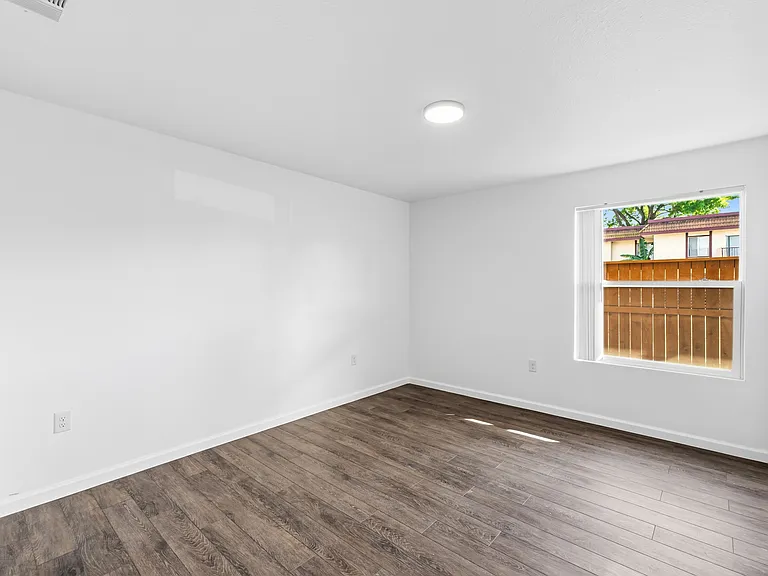 Oakbrook Apartments — Photo 37