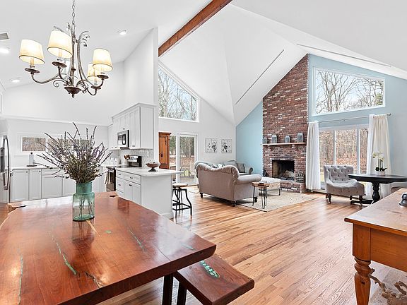 3rd image of 30 Bonac Wood Ln