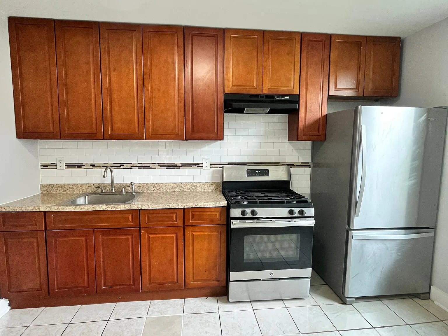 3 bed, 1000 sqft, $2,400 — Photo 1