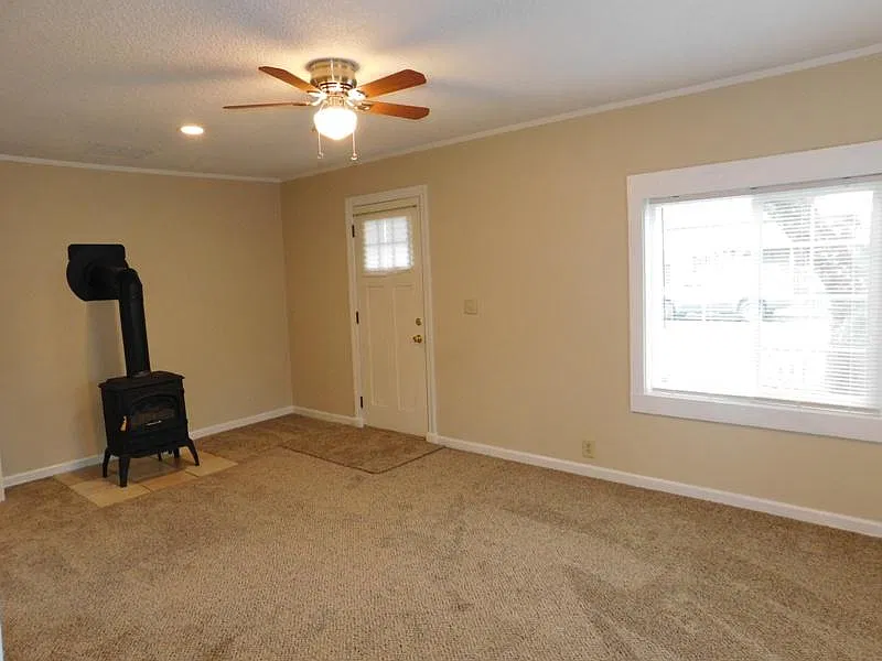 3 bed, 720 sqft, $1,400 — Photo 3