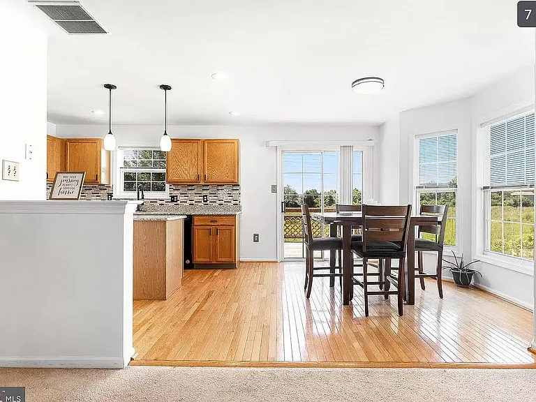 124 Versailles Ct — Photo 8