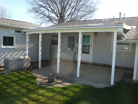 3rd image of 895 Wayne Dr