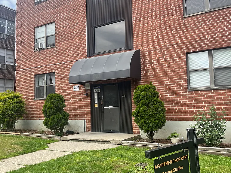 241 Laurel St #B5 — Photo 3