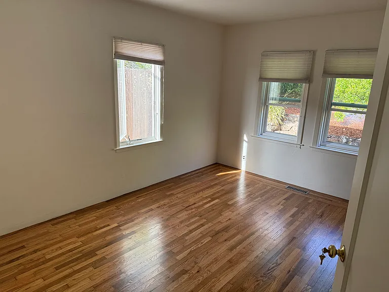 93 Fairlawn Dr — Photo 4
