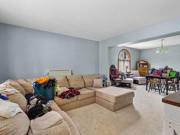 4th image of 621 Huntley Ter