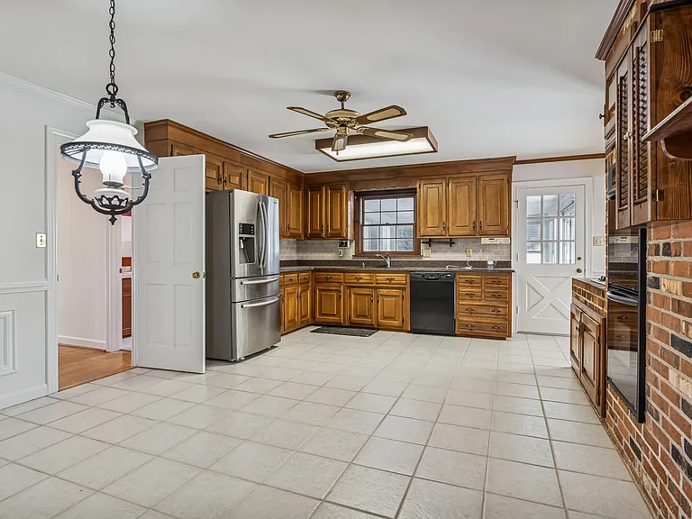 1468 Wakefield Dr — Photo 4