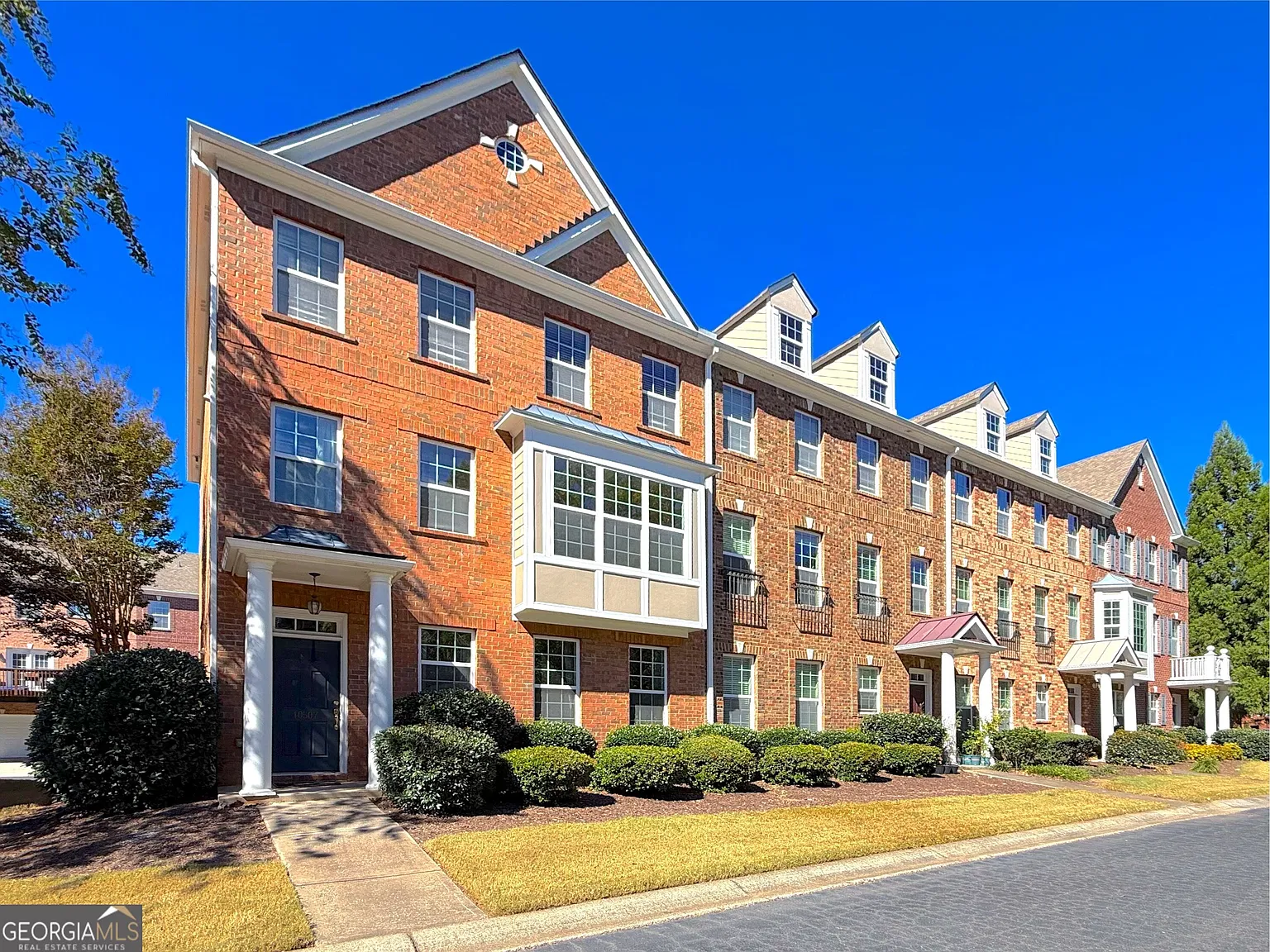 3 bed, 4.0 bath, 2700 sqft, $2,895 — Photo 2