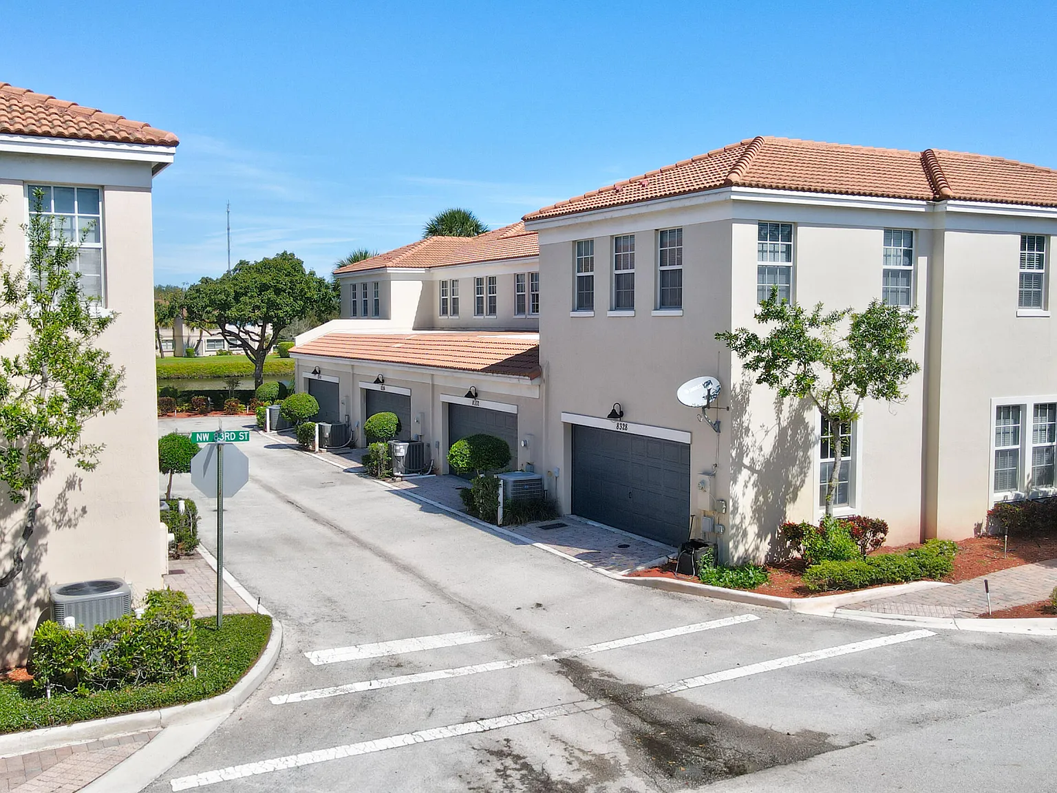 3 bed, 2.5 bath, 2136 sqft, $4,350 — Photo 4