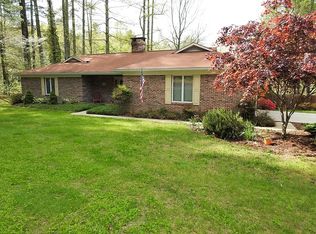 202 Thomas Rd, Hendersonville, NC 28739