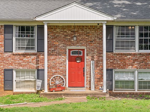 4th image of 212 Slayden Cir