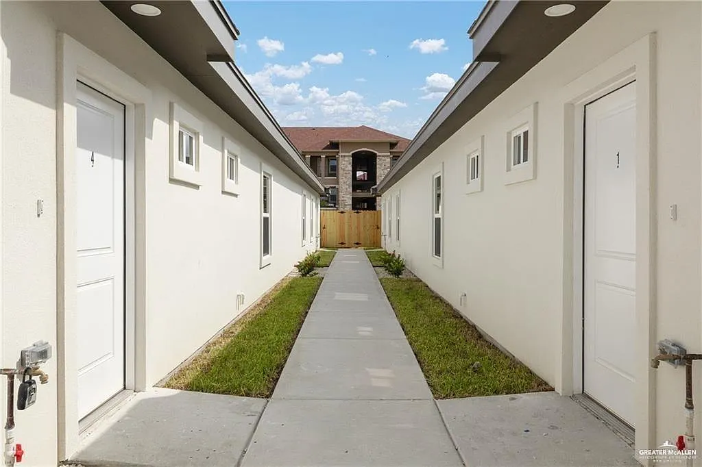 3 bed, 2.0 bath, 1038 sqft, $1,400 — Photo 2