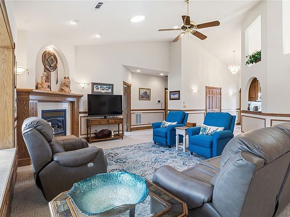3rd image of 20 Cullen Hills Dr