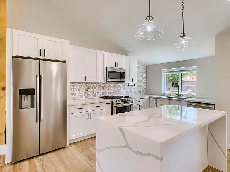 1402 W Berridge Ln — Photo 9