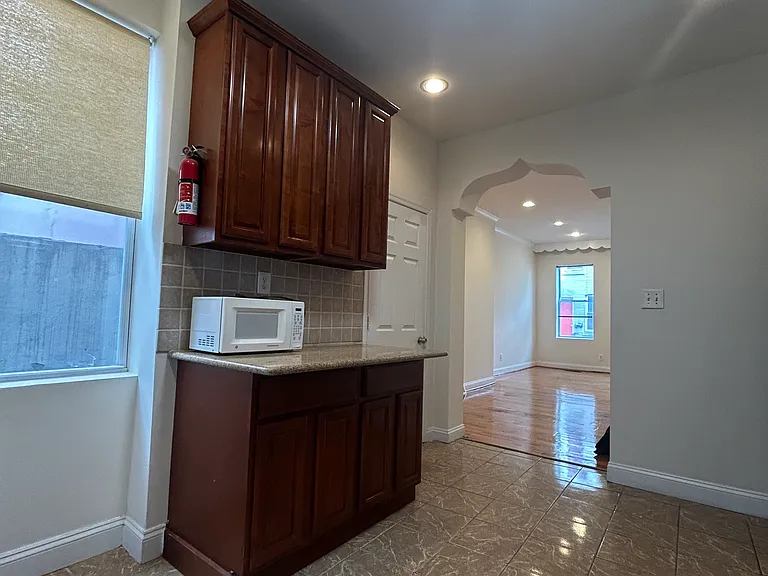 1008 Winton St — Photo 4
