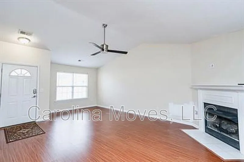 3 bed, 2.5 bath, 1700 sqft, $1,700 — Photo 2