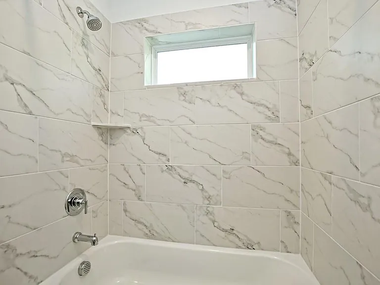 402 Zennia St — Photo 22