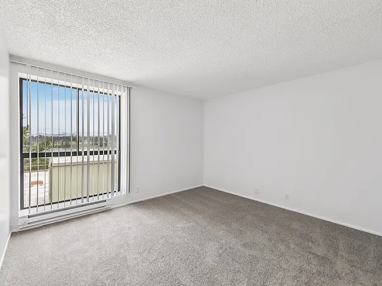 Lakewood Apartments At Lake Merced — Photo 21