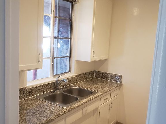 5th image of 405 E Regent St #3