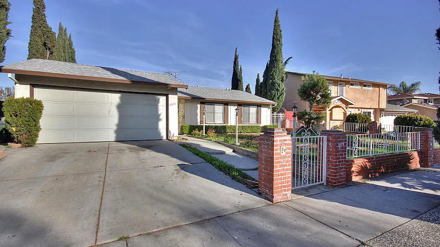 2028 Ridgemont Dr photo 1