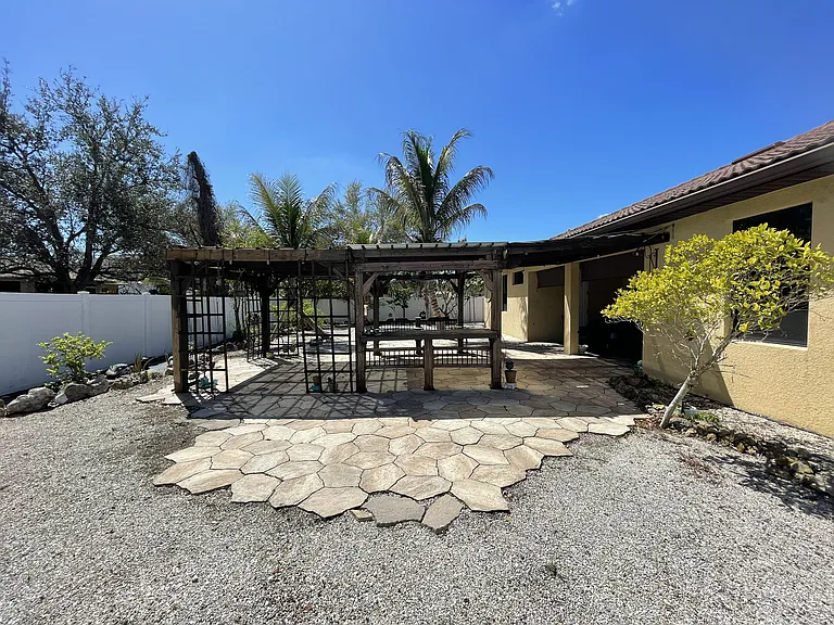 511 SW 7th Pl — Photo 8