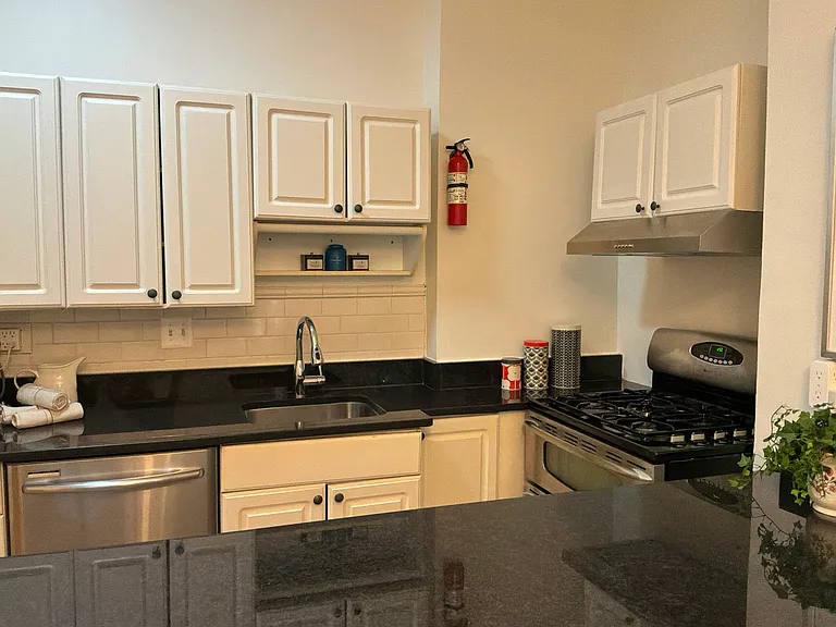 123 7th St NE #1 — Photo 3