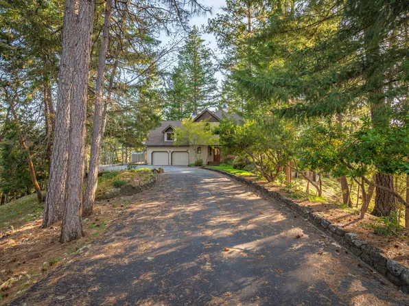701 Shadow Hills Dr, Grants Pass, OR 97526