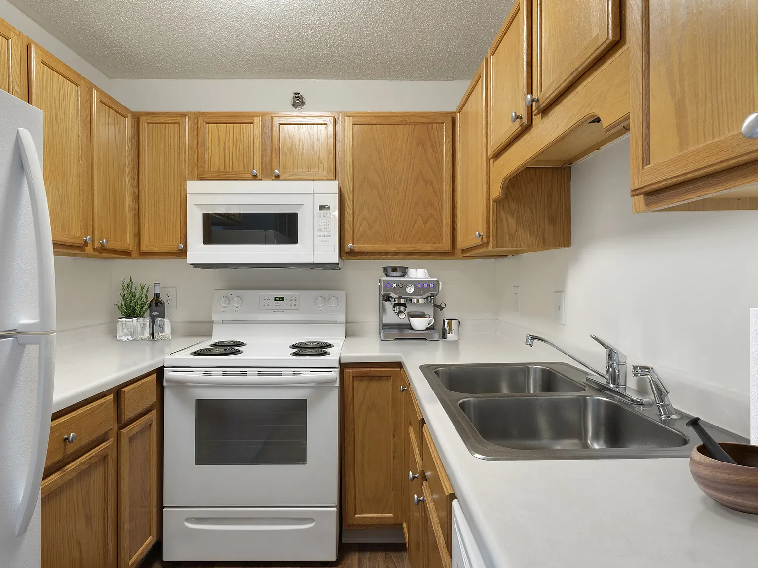 Pebblebrook Court — Photo 2