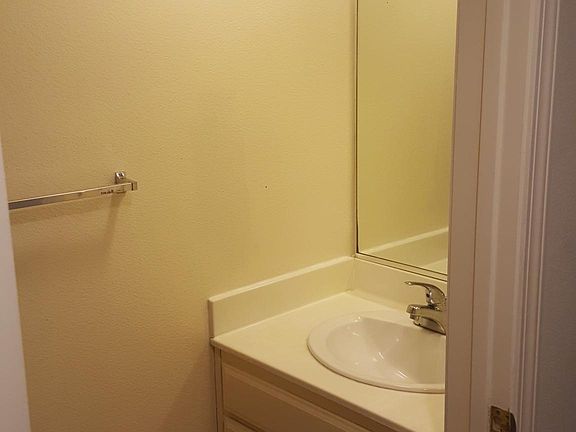 Convenient Half Bath in Downstairs