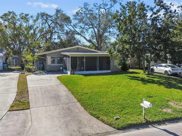 10600 Blossom Lake Dr, Seminole, FL 33772
