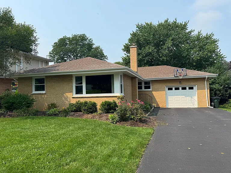 330 S Oak St — Photo 1