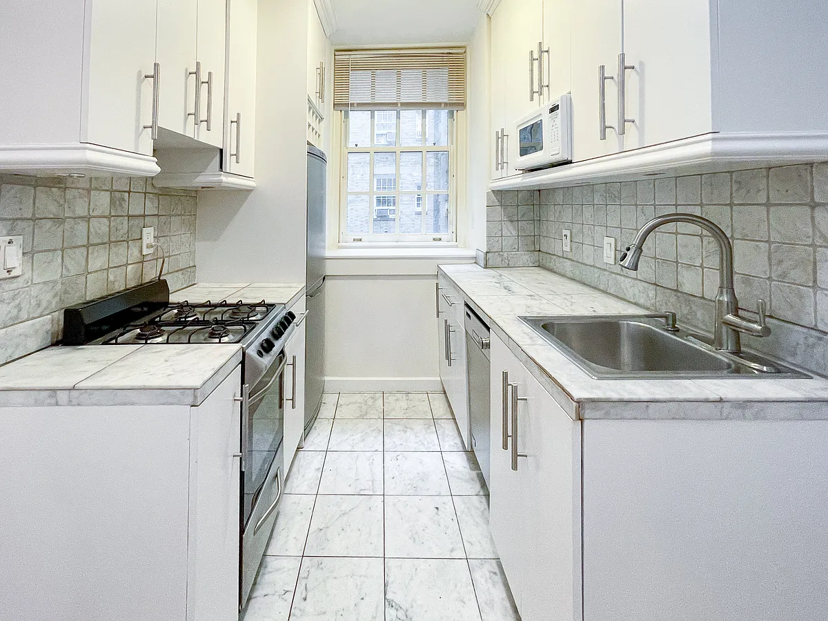 Building Photo - 516 E 78th St #1E