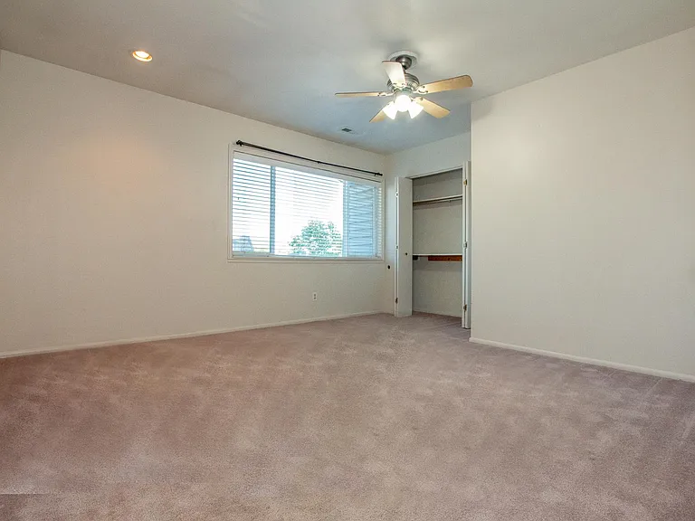 1709 Hickory Ln — Photo 7