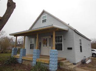 131 S Mill St, Flora, IL 62839