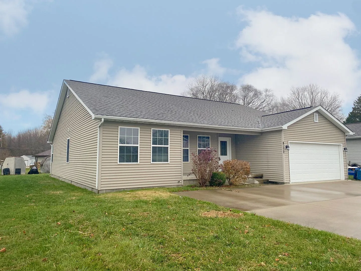 Open Concept 4 Bedroom Home & Pets Welcome — Photo 2