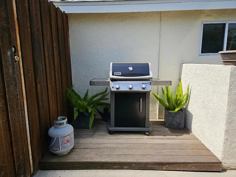 906 N Parish Pl — Photo 22