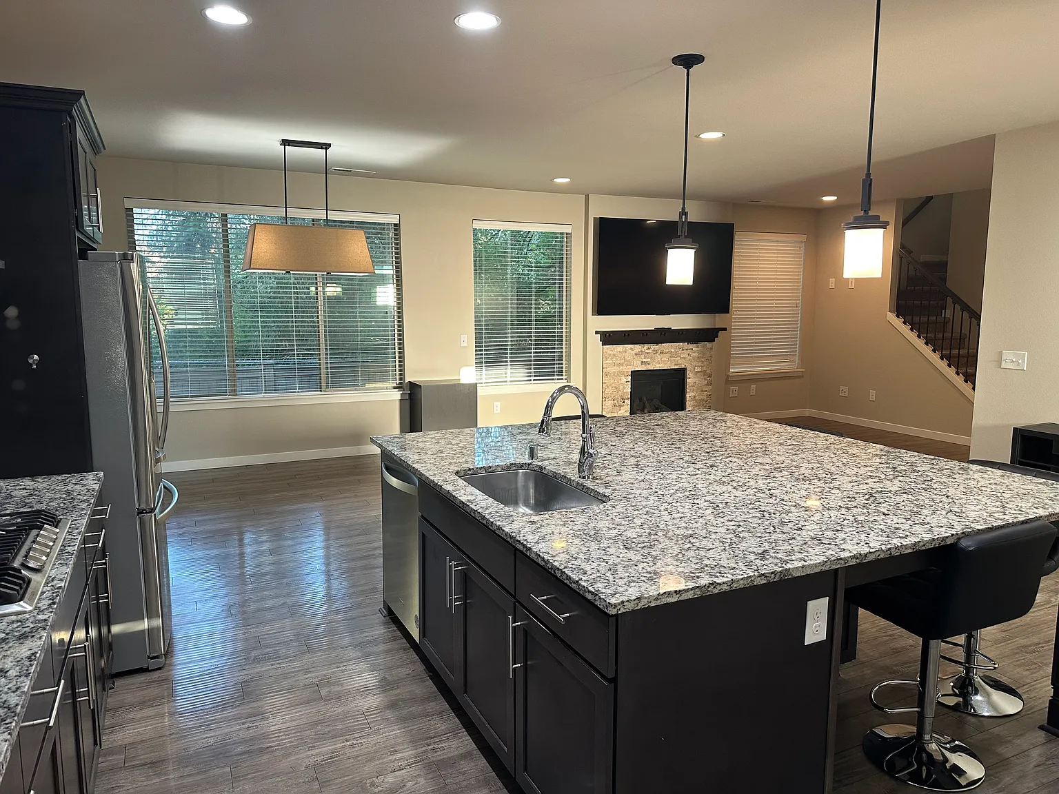 3 bed, 2252 sqft, $3,750 — Photo 3