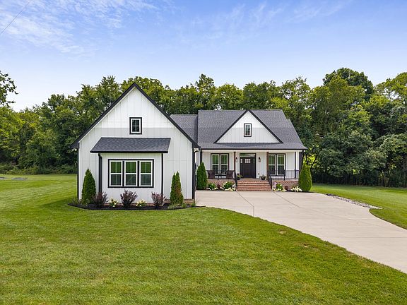 3rd image of 350 Thoroughbred Ln