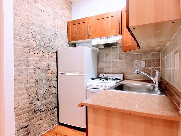 4th image of 114 E 39th St