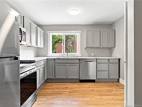 5th image of 836 Windsor St