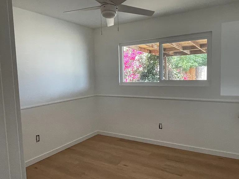 1368 Crownview Dr — Photo 10