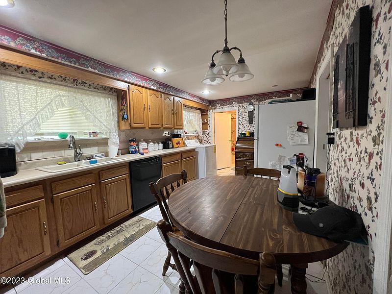 4th image of 404 Lansing Avenue