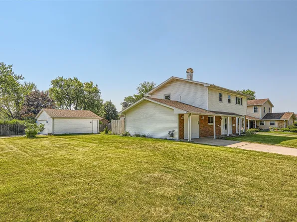 581 Hillcrest Ct, Hoffman Estates, IL 60169