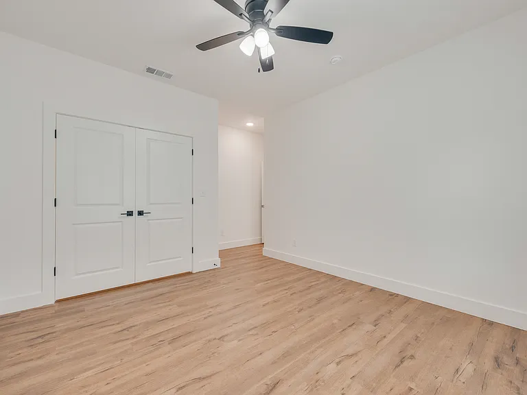 913 E 10th St #1 — Photo 8