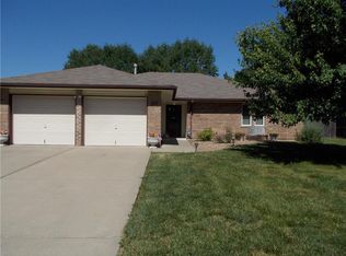 912 Hereford Dr, Grain Valley, MO 64029