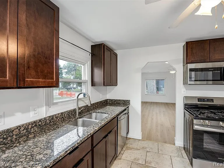 23465 Easterling Ave — Photo 11